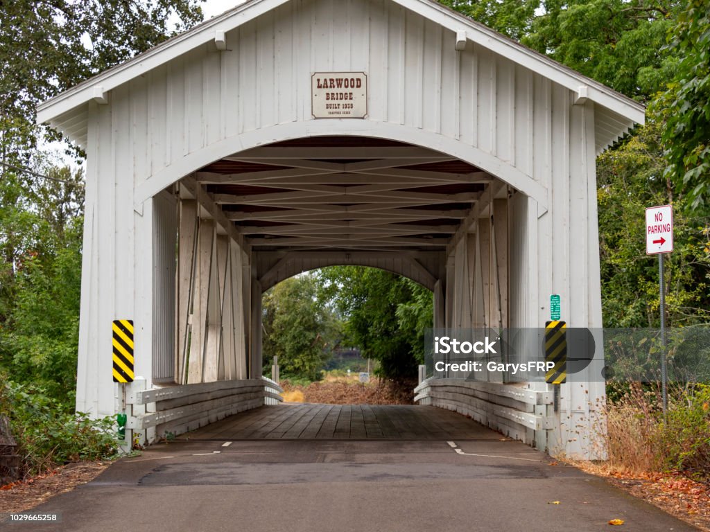 Ponte Coperto Larwood Bridge Storico Landmark Linn County Oregon - Foto stock royalty-free di Oregon - Stato USA