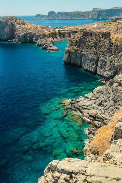 falaises et la baie de st. paul, île de rhodes, grèce - lindos photos et images de collection