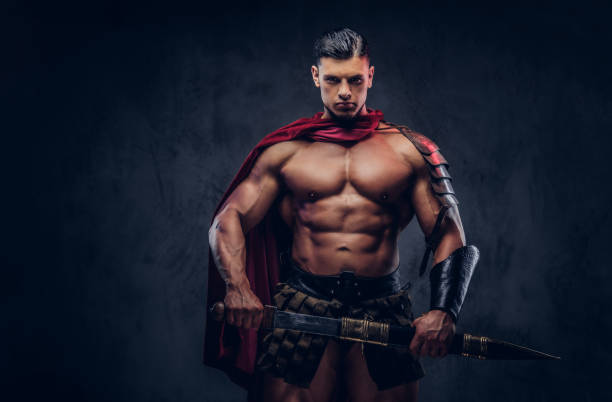 guerrero de grecia antigua brutal con un cuerpo musculoso en uniformes de batalla - 300 fotografías e imágenes de stock