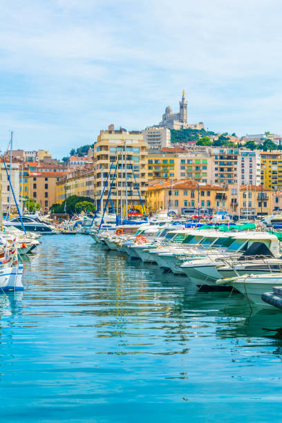 basilique notre-dame de la garde mit blick auf vieux port in marseille, frankreich - marseille notre dame de la garde tower cathedral stock-fotos und bilder