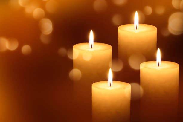 vier brennende kerzen in der adventszeit - lighted candle stock-fotos und bilder