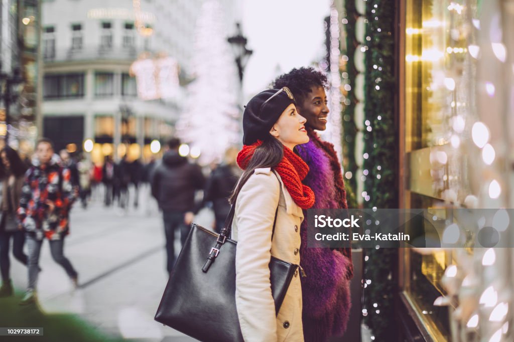 Jeunes femmes sont shopping ensemble pour Noël - Photo de Noël libre de droits