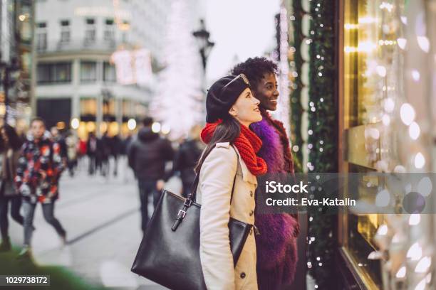 Photo libre de droit de Jeunes Femmes Sont Shopping Ensemble Pour Noël banque d'images et plus d'images libres de droit de Noël - Noël, Commerce, France