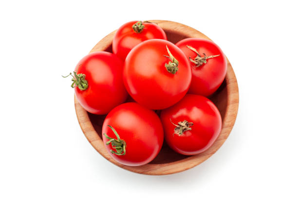 Pomodori freschi in una ciotola di legno - foto stock