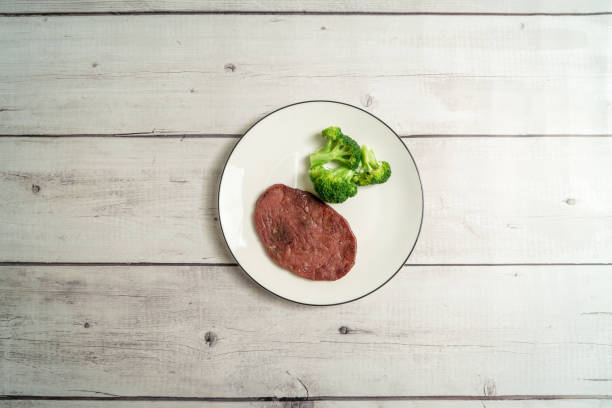 나무 테이블에 구운된 쇠고기 스테이크 - vegetable balance baking cooking 뉴스 사진 이미지