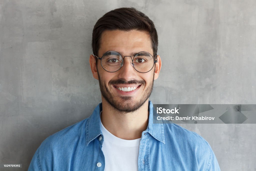 Foto-retrato Homem Na Camisa Usando óculos Mantendo a Pilha De