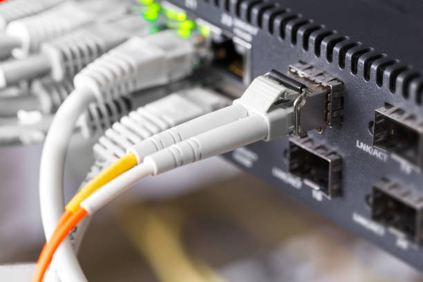 높은 속도 섬유 네트워크 스위치 및 케이블 데이터 센터에서의 클로즈업 - cable network server network connection plug green 뉴스 사진 이미지