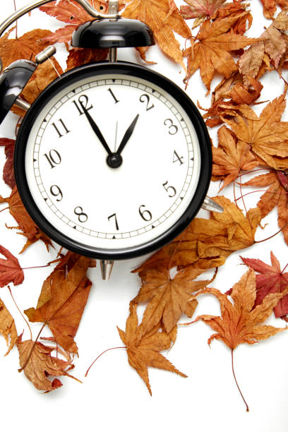 fall back time horario verano fin retomar la época de invierno - daylight savings fotografías e imágenes de stock