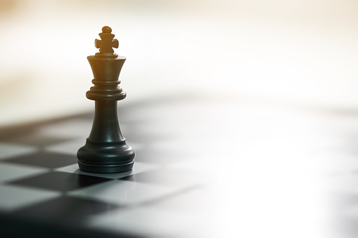 tablero de ajedrez con una pieza de ajedrez en la negociación de detrás en negocio. como concepto de negocio de fondo y concepto de estrategia con espacio de copia. photo