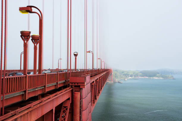 мост золотые ворота в утреннем тумане, сан-франциско - gold gate bridge san francisco county стоковые фото и изображения