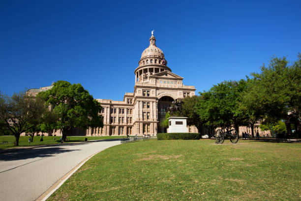 봄 동안 오스틴에 있는 텍사스 주 의사당 건물 - texas state flag texas dome austin texas 뉴스 사진 이미지