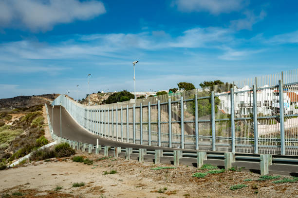 cerca de la frontera méxico-estados unidos en california - south fotografías e imágenes de stock