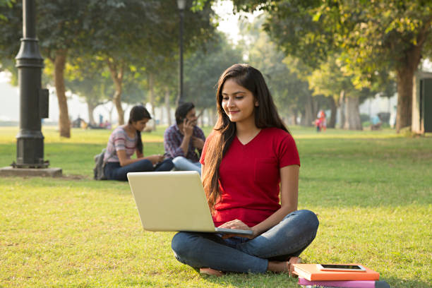 공원-사진 이미지에에서 젊은 여자 학생 - laptop computer grass nature 뉴스 사진 이미지