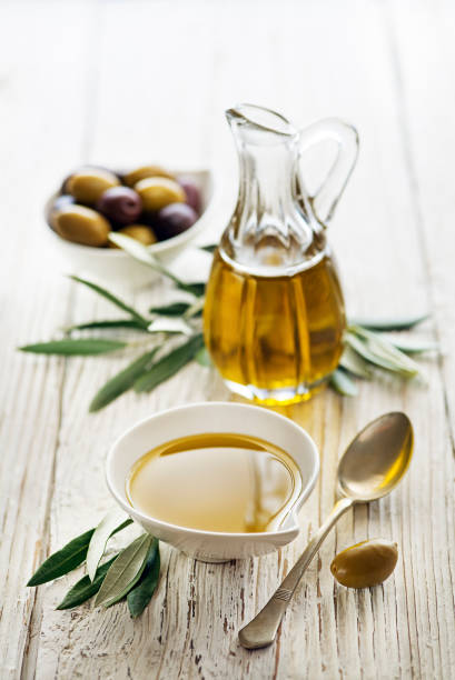 olive oil with fresh olives - olive oil pouring antioxidant liquid imagens e fotografias de stock