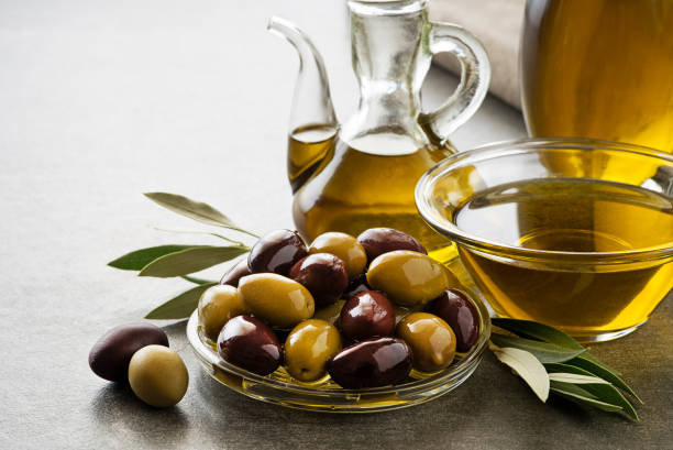 olive oil with fresh olives - olive oil pouring antioxidant liquid imagens e fotografias de stock