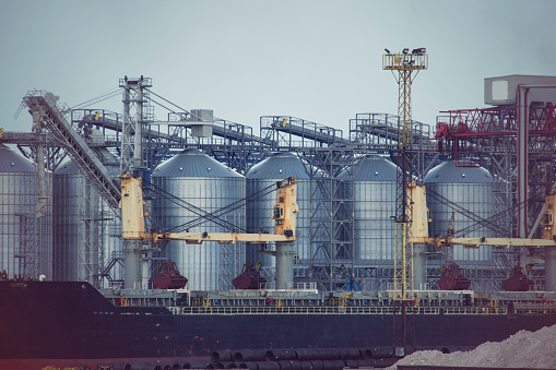 Elevador de granos del puerto. Mar industrial comercial puerto a granel carga zona grano terminal photo