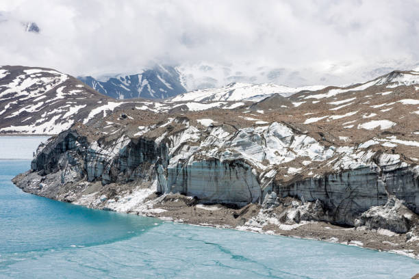 氷河は、ヒマ��ラヤ山脈、ネパールの tilicho 湖に入ってくる。 - glacier himalayas frozen lake ストックフォトと画像