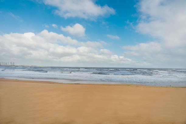 вид на пляж и море в циндао - циндао стоковые фото и изображения