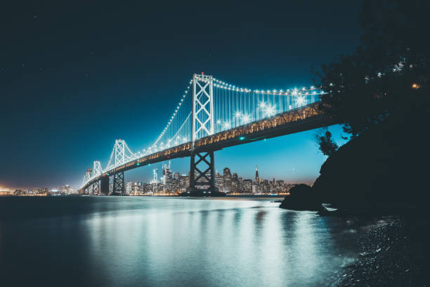 ミステリー、カリフォルニア州、米国でオークランド ベイ ブリッジとサンフランシスコのスカイライン - panoramic san francisco bay area golden gate bridge san francisco bay ストックフォトと画像