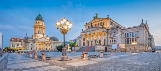 panorama plaza de gendarmenmarkt al atardecer, berlín, alemania - berlin germany gendarmenmarkt schauspielhaus germany fotografías e imágenes de stock