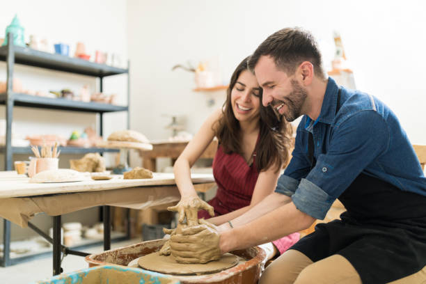 coppia che mostra la loro creatività durante gli appuntamenti in classe di ceramica - potter small business pottery happiness foto e immagini stock