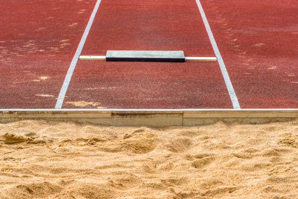 fossa di salto in lungo in uno stadio - track and field stadium foto e immagini stock