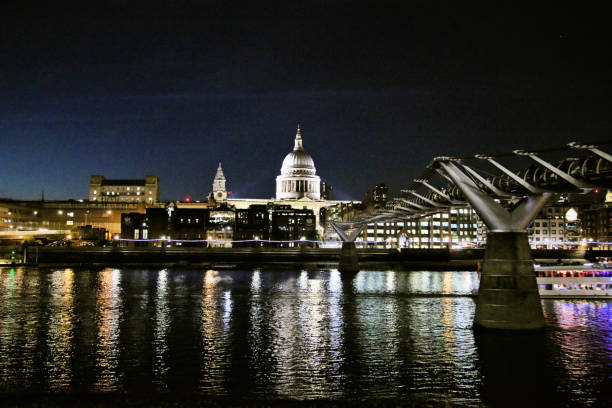 widok na katedrę st pauls po drugiej stronie tamizy w nocy - st pauls cathedral travel destinations reflection london england zdjęcia i obrazy z banku zdjęć