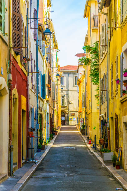 une ruelle dans le quartier le panier de marseille, france - staircase old fashioned antique architectural feature photos et images de collection