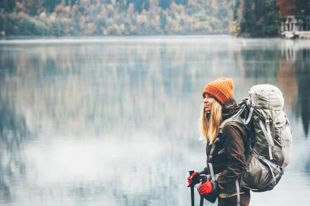 женщина с рюкзаком походы образ жизни приключения концепции леса и озера на фоне активного отдыха в дикой природе - outdoors exercising climbing motivation стоковые фото и изображения
