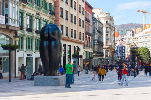 "culis monumentalibus" estatua de eduardo urculo pelayo calle - jeanne fotografías e imágenes de stock