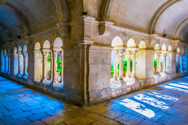 프랑스에서 수도원 세인트 폴 de mausole에 내부 복도 - st remy de provence 뉴스 사진 이미지