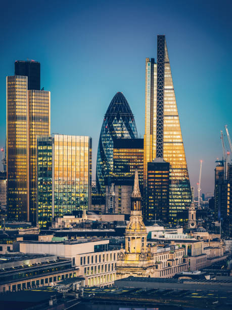 небоскребы в лондонском сити - urban scene bank financial building downtown district стоковые фото и изображения