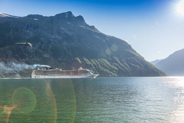 navire de croisière en passant le geirangerfjord en norvège - passenger ship flash photos et images de collection