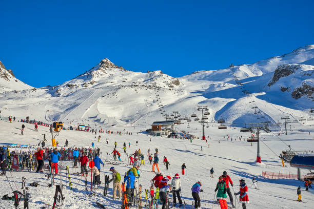 skibelag in tirol alpen im sonnigen dezembertag - dolomites ski lift winter ski track stock-fotos und bilder