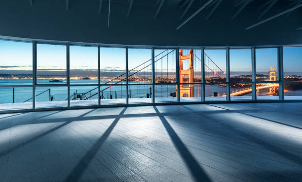 escritório vazio, com vista para a cidade de san francisco - golden gate bridge san francisco county cityscape famous place - fotografias e filmes do acervo