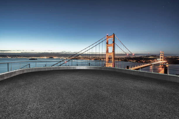 avant de balcon vide du golden gate bridge dans le ciel - san francisco bay area golden gate bridge night bridge photos et images de collection