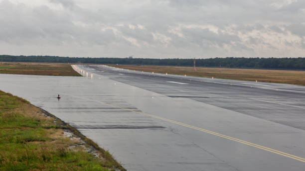 pista vuota all'aeroporto passeggeri sotto la pioggia - runway airport rain wet foto e immagini stock