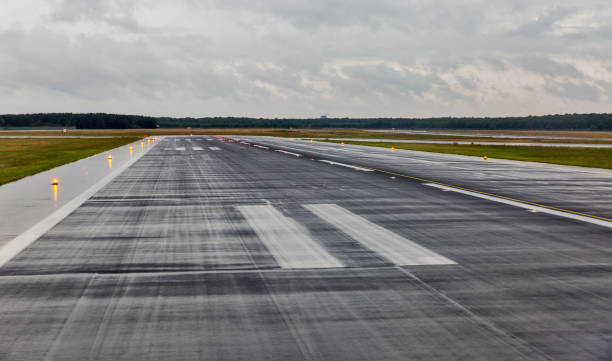 비에서 여객 공항에서 빈 활주로 - runway airport rain wet 뉴스 사진 이미지
