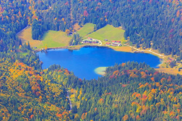 sopra mittenwald lautersee in autunno - paesaggio nelle alpi bavaresi, germania - lautersee lake foto e immagini stock