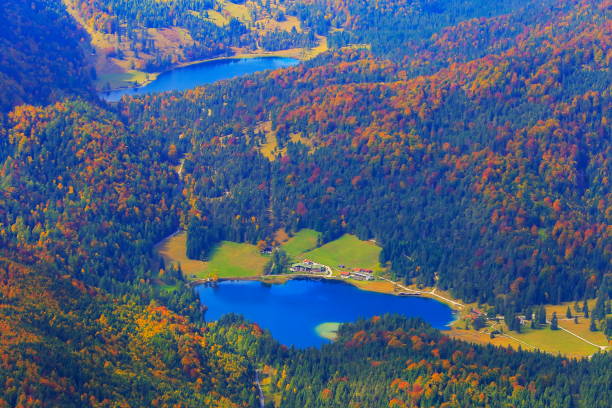 sopra i laghi mittenwald - paesaggio di karwendel nelle alpi bavaresi, germania - lautersee lake foto e immagini stock