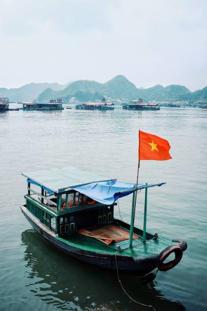 barcos e palafitas flutuantes casas no famoso ha tempo baía no vietnã - vela peça de embarcação - fotografias e filmes do acervo