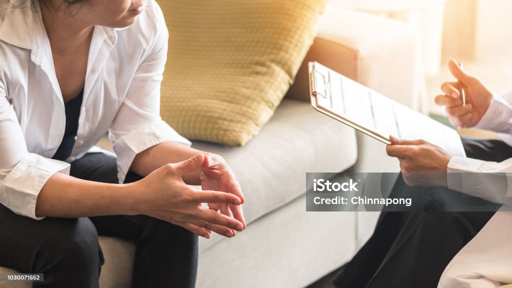 Médico o psiquiatra de consultoría y diagnóstico paciente examen de estrés mujer en obstétrico - ginecológico enfermedad femenina y salud mental en centro médico de la asistencia sanitaria de la clínica u hospital - Foto de stock de Profesional de salud mental libre de derechos