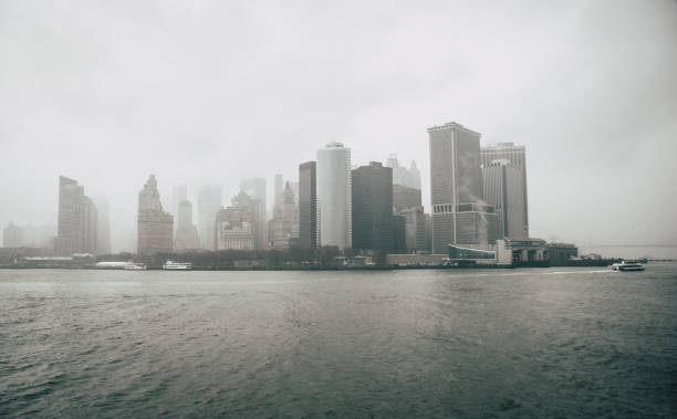 重い霧のマンハッタンのスカイライン - overcast day new york city manhattan ストックフォトと画像