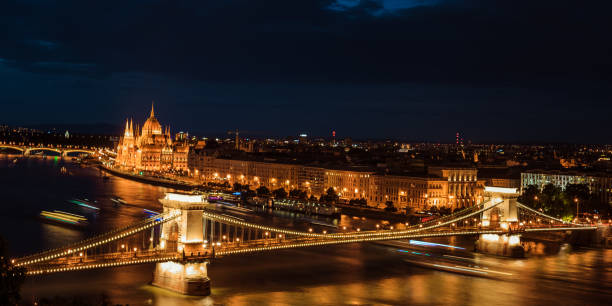 budapest dans la nuit. danube, pont à chaînes széchenyi et l’hôtel du parlement - budapest parliament building chain bridge night photos et images de collection