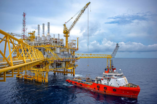 offshore oil rig - oil rig construction platform oil industry sea imagens e fotografias de stock