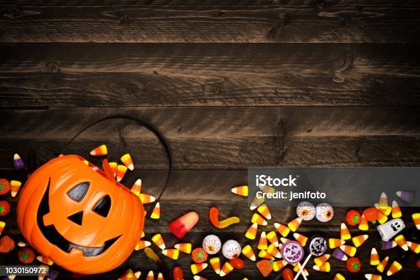 Halloween Jack O Lantern Eimer Mit Unteren Rand Des Dunklen Holz Süßigkeiten Übergreifen Stockfoto und mehr Bilder von Halloween