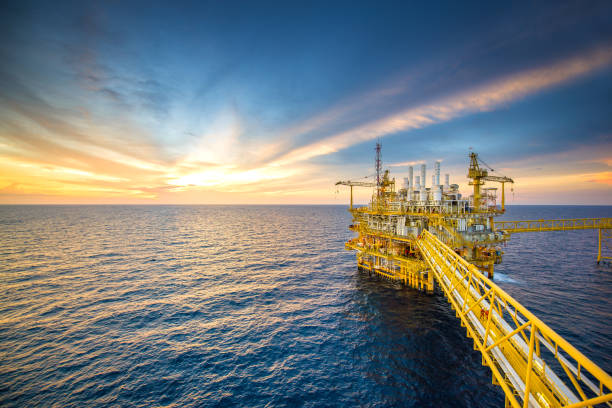 연안 엔진오일 삭구를 장비하다 - oil rig oil industry oil sea 뉴스 사진 이미지