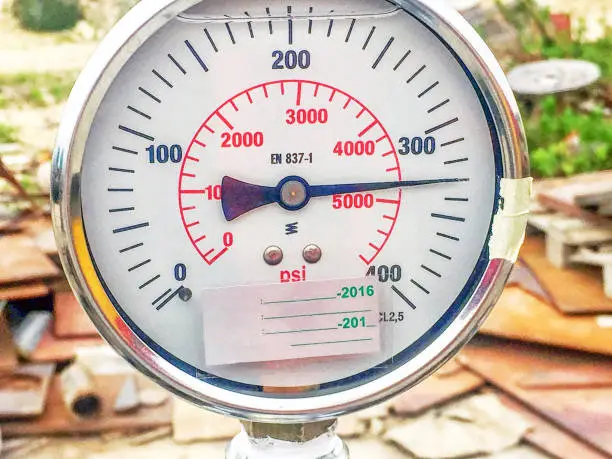Pressure gauge ( Manometer ) displays 330 bar (4800 psi ). EN 837-1 Standard: Pressure gauges- Part 1: Bourdon tube pressure gauges- Dimensions,"nmetrology, requirements and testing. Cl 2.5: Accuracy class.