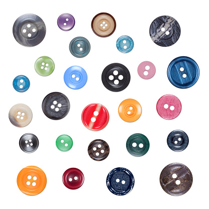Conjunto de varios coser coloridos botones de plástico, aisladas sobre fondo blanco con tonos photo