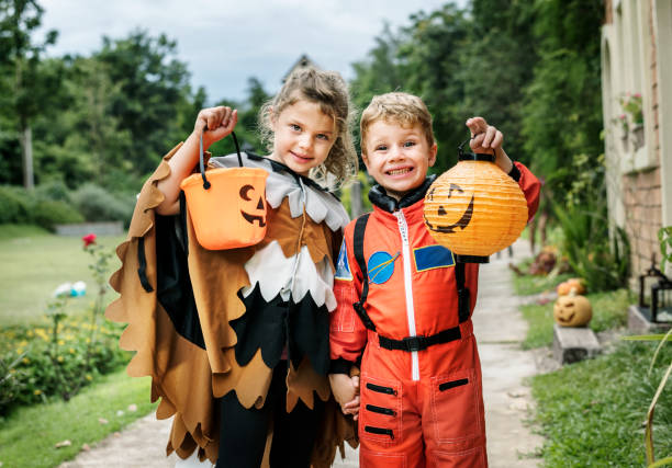 kleine kinder an halloween-party - trick or treat stock-fotos und bilder